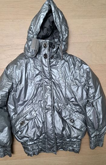 Manteau blouson veste doudoune fille argent acier capuche taille 7-8 ans, bien chaud, coupe vent et imperméable. Capuche amovible. Excellent état