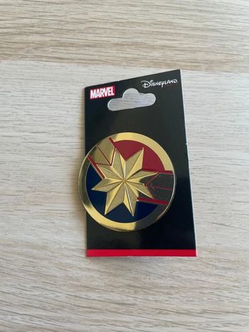 Pin's Marvel Captain Marvel - Logo Étoile - Disneyland Paris