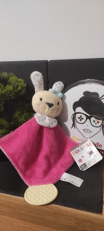 Doudou lapin rose jaune blanc bleu étoiles dentition noeud bandana tom & Zoé