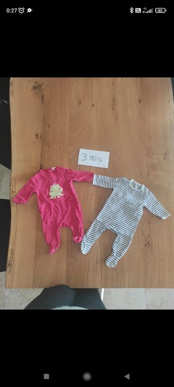Lot de 2 pyjama bébé filles taille 3 mois en très bon état le marine a était porté plusieurs fois quelque légère bouloche voir photo