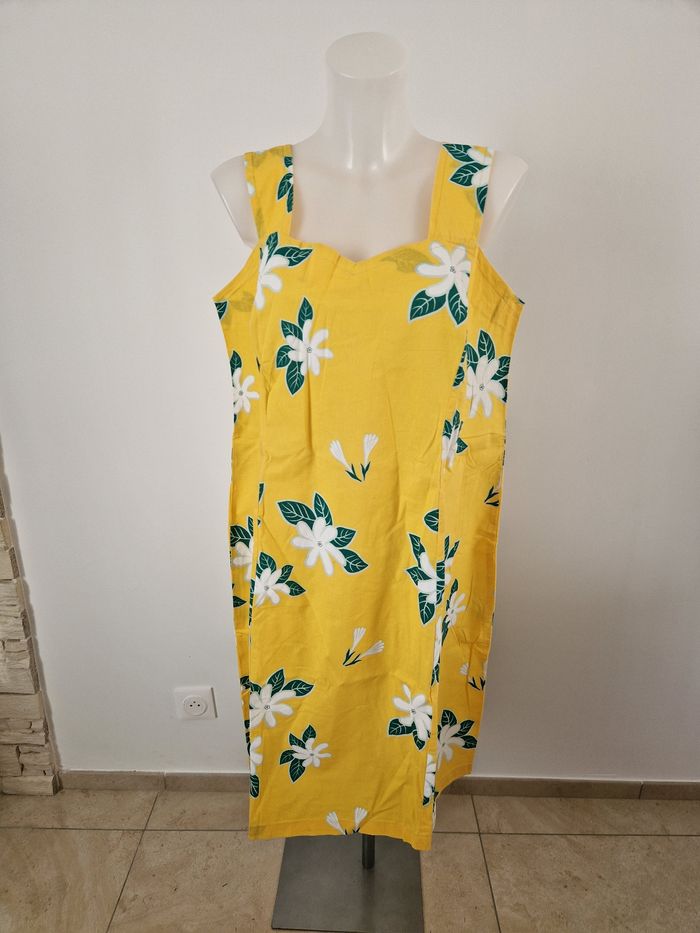 Robe polynésienne jaune à fleurs blanche et feuilles vertes