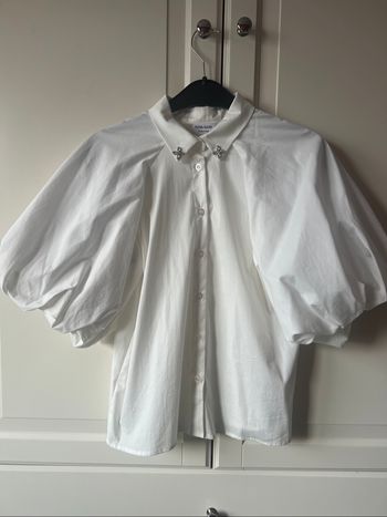 Chemise blanche avec jolis strass sur le col