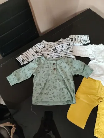 Lot vêtements / 3 ensembles 6 mois