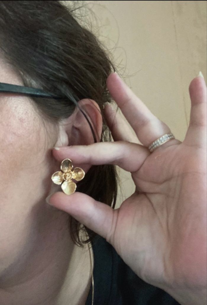 Boucles d’oreilles NEUVES pour femme forme de fleurs 🌼 couleur doré - photo numéro 2