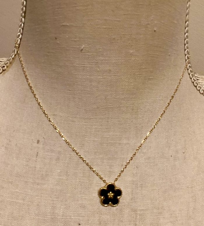 Collier réglable acier inoxydable or trèfle fleur résine noire - photo numéro 2