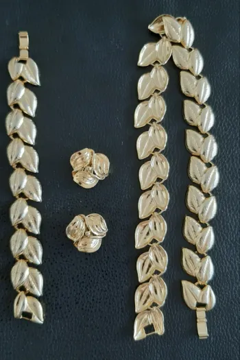 Superbe parure collier, bracelet et boucles d'oreilles assortis motif feuilles en métal doré.