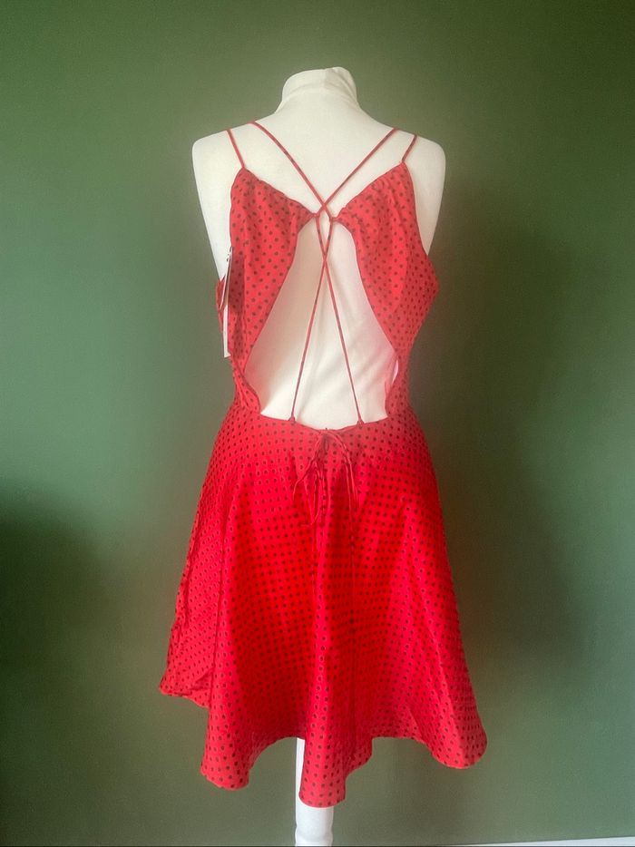Robe rouge à pois dos nu – Taille S (neuve avec étiquette)