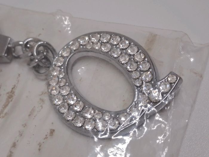 Porte-clés "Q".
3x3,5cm.
NEUF. - photo numéro 2