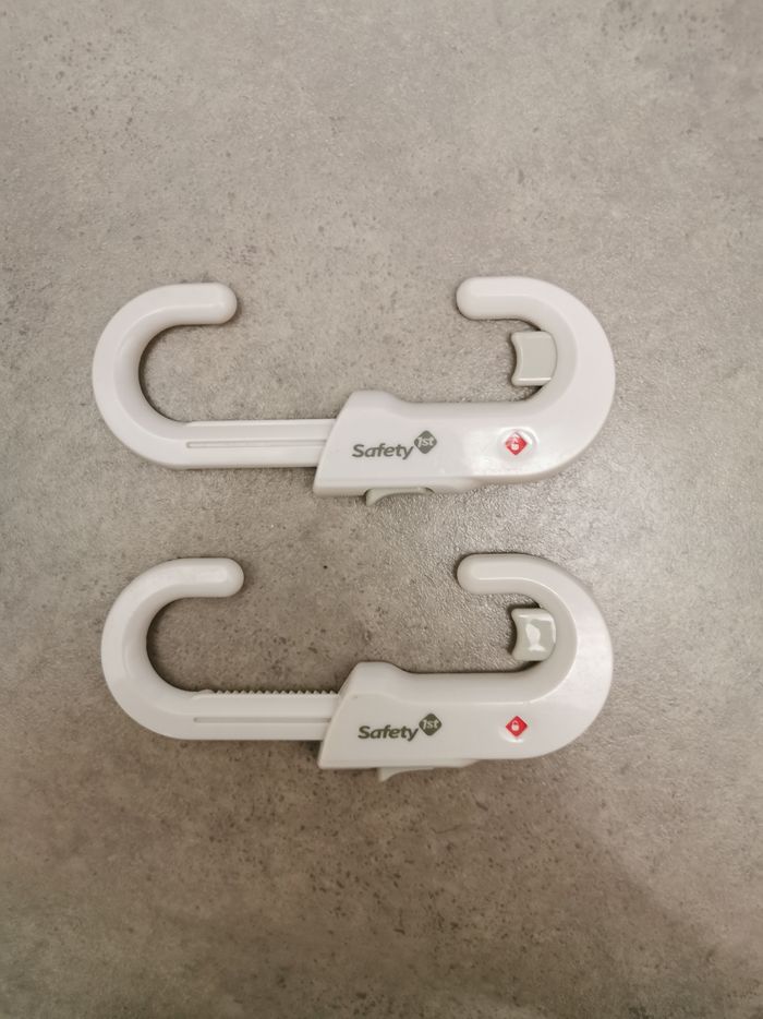 Caches prises et sécurité de porte