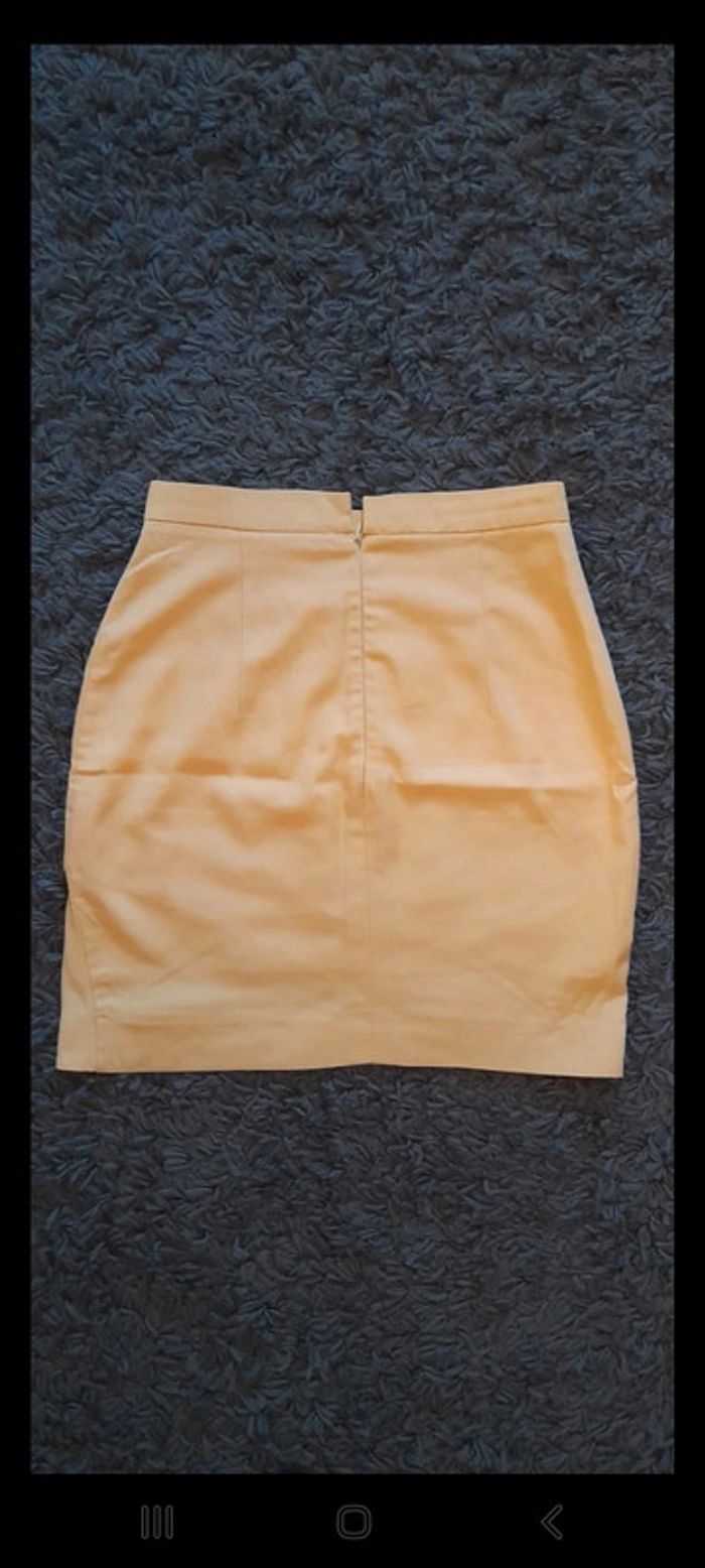 Jupe courte jaune - photo numéro 4