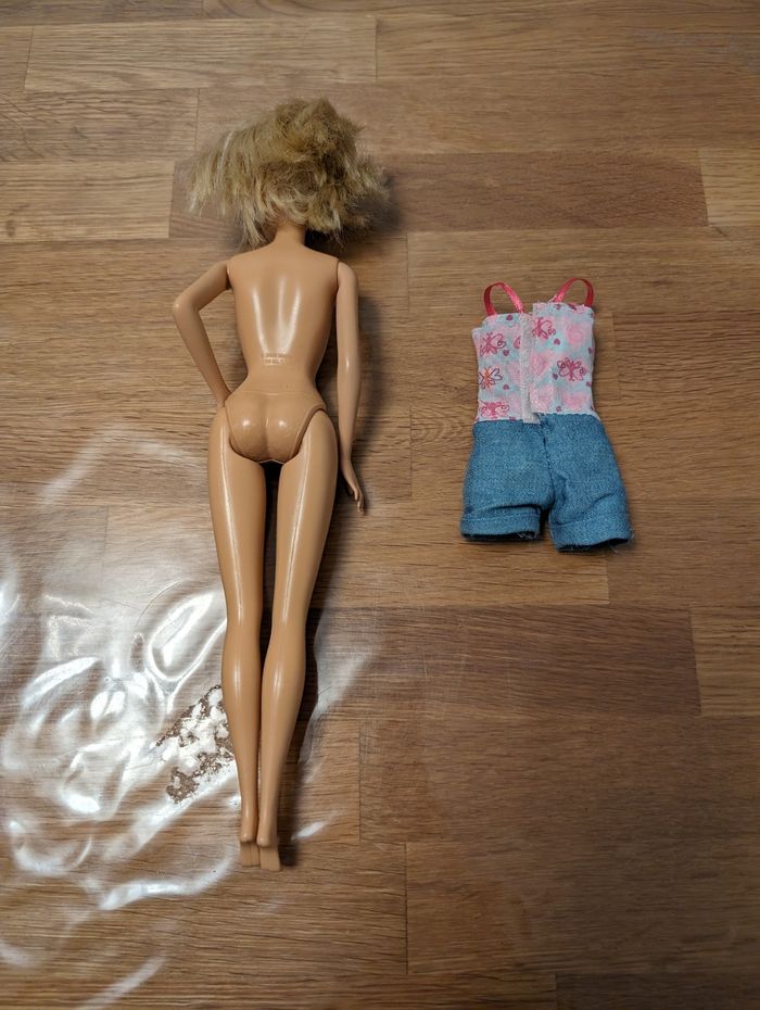 Poupée Barbie avec sa combi short
Très bon état - photo numéro 5