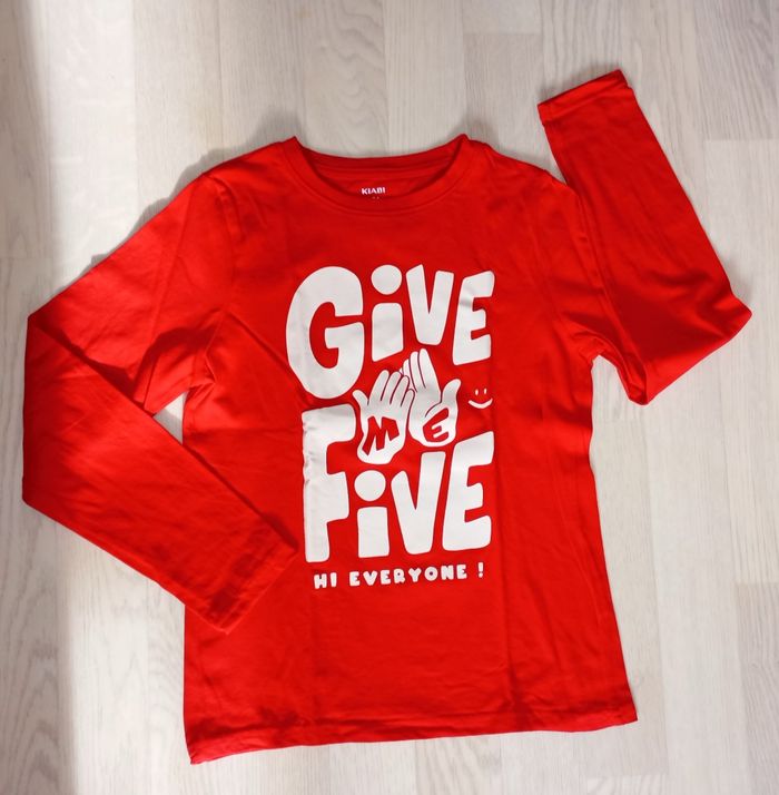 Tee-shirt rouge motif "give me 5" Kiabi 
T. 10 ans 
NEUF