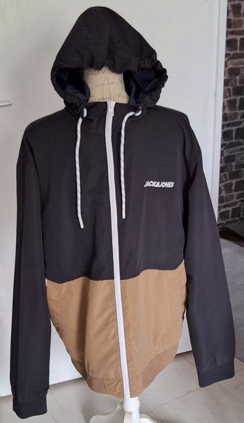 Veste de sport à capuche Jack &Jones beige, bleu marine et blanche