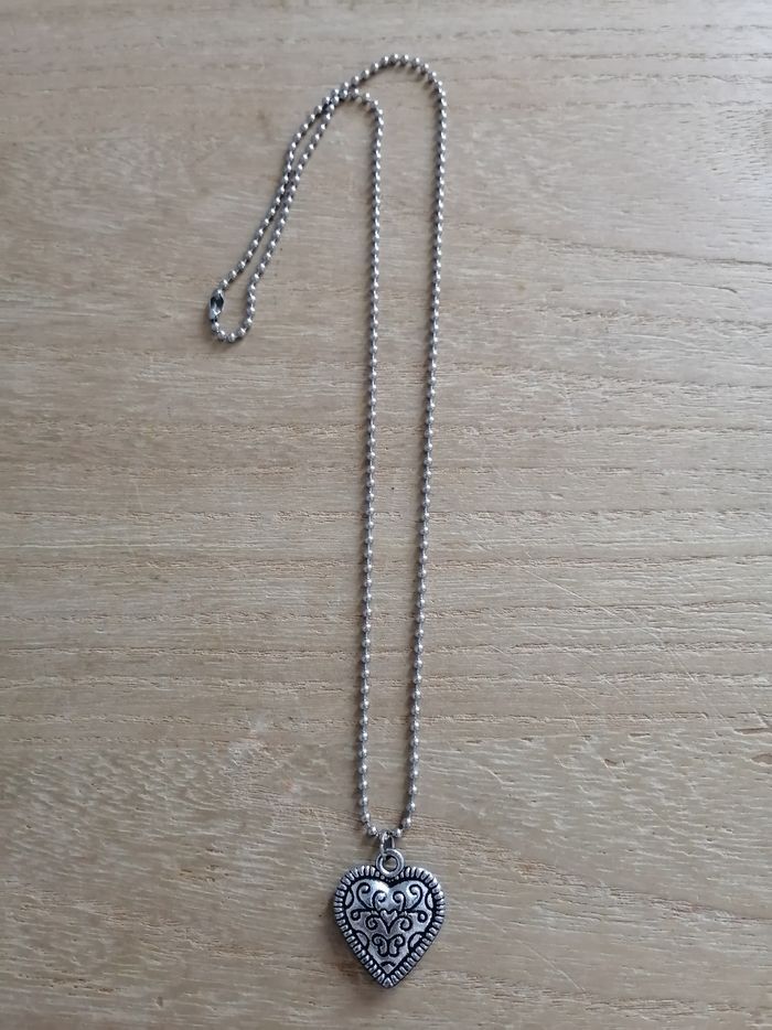 Long collier argenté pendentif cœur à motifs neuf - photo numéro 2