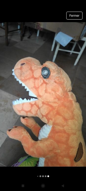 Très belle peluche dinosaure j40