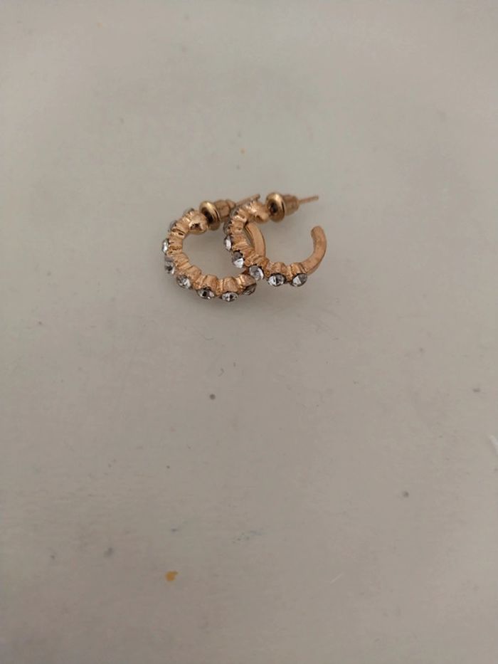Créoles dorées et diamants
