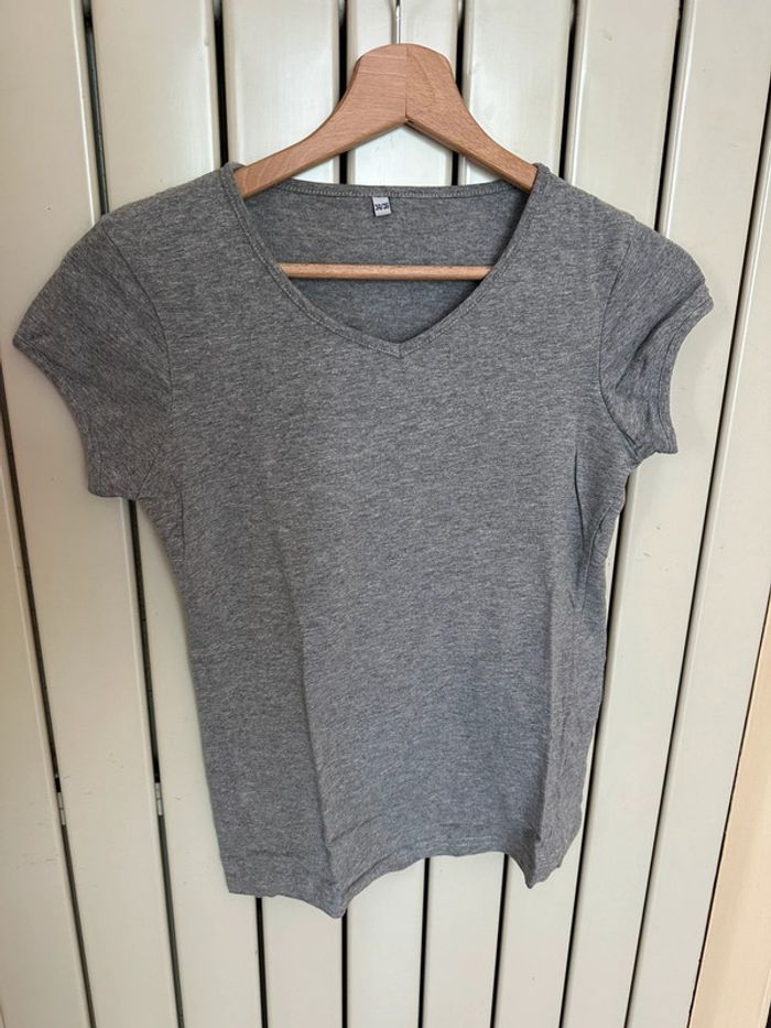 T-shirt gris simple col v