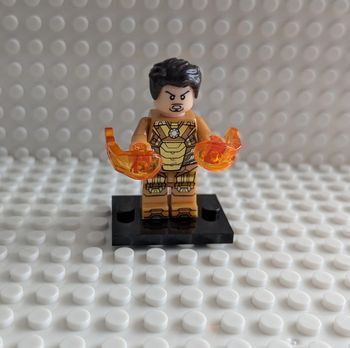 Figurine Marvel : Iron Man armure dorée , style lego