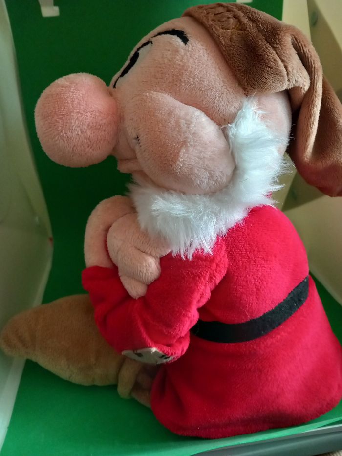 Peluche Disney Store GRINCHEUX un des 7 nains - photo numéro 5