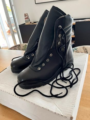 Bottes rangers en cuir noir neuve