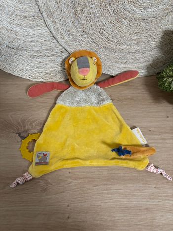 Doudou plat lion jaune dentition les papoum moulin roty
