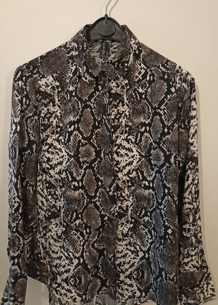 Prête à rugir de style ? 🐍 Cette chemise AMISU à l'imprimé serpent ultra tendance est la pièce qu'i - photo numéro 4