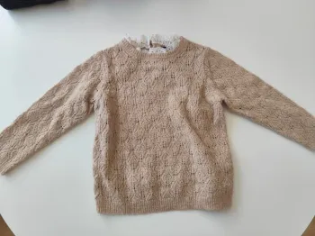 Pull en maille et col en dentelle