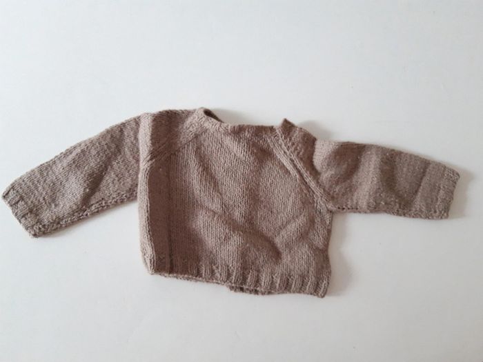 Gilet fin en maille brun clair, fermeture à bouton blanc nacre bébé 3 mois - photo numéro 3