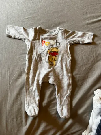 🐻 Pyjama bébé gris – Winnie l’Ourson