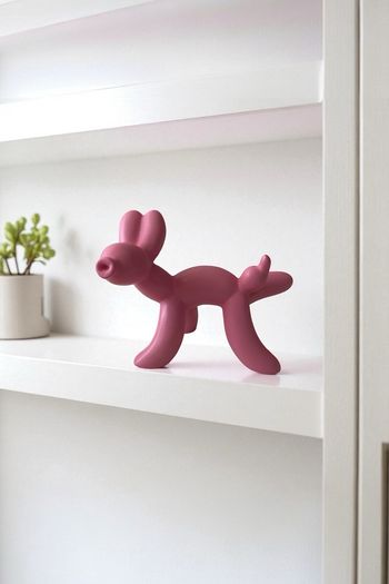 Figurine chien ballon rose en résine