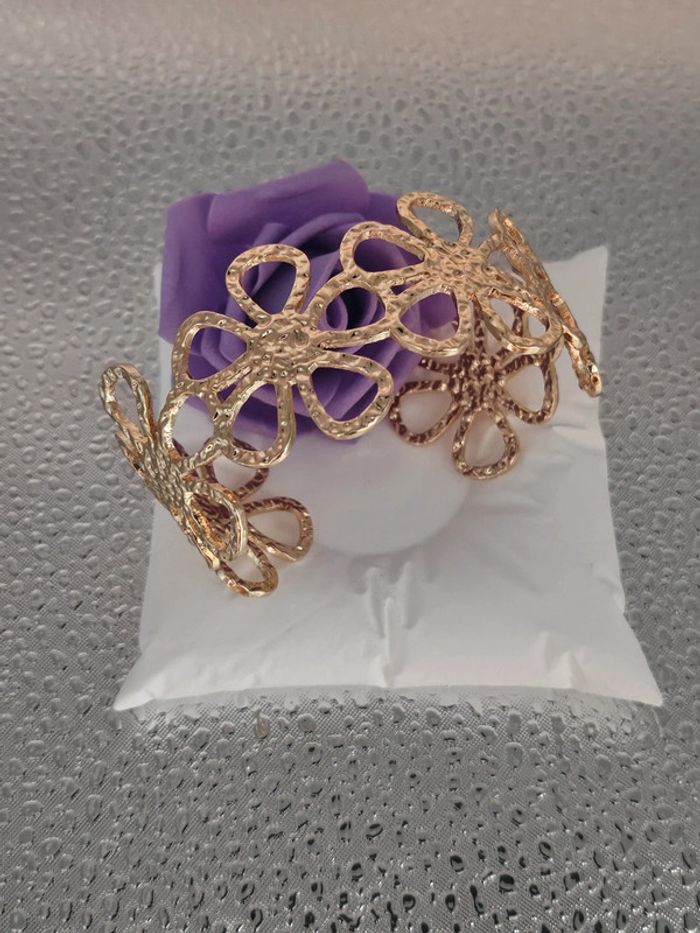 Bracelet manchette ajustable avec ses fleurs en acier inoxydable - photo numéro 3