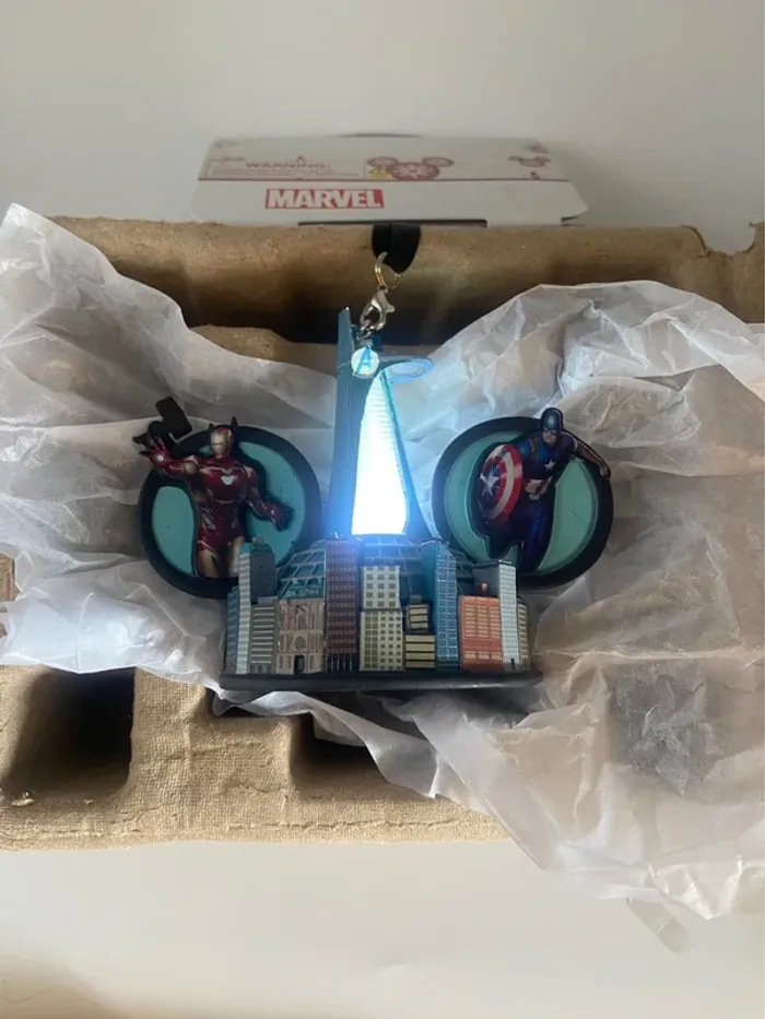 Disney Store Ornement LightUp Marvel Avengers Mickey Ears Sketchbook Boule Noël - photo numéro 2