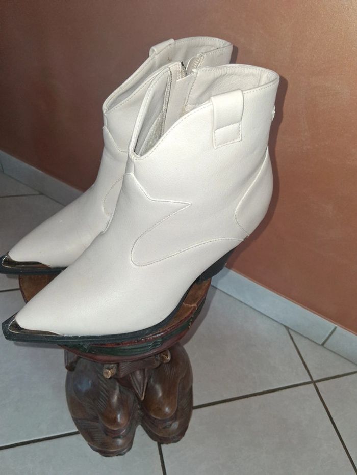 Bottines beige à bout pointu avec fourrure à l'intérieur - photo numéro 2