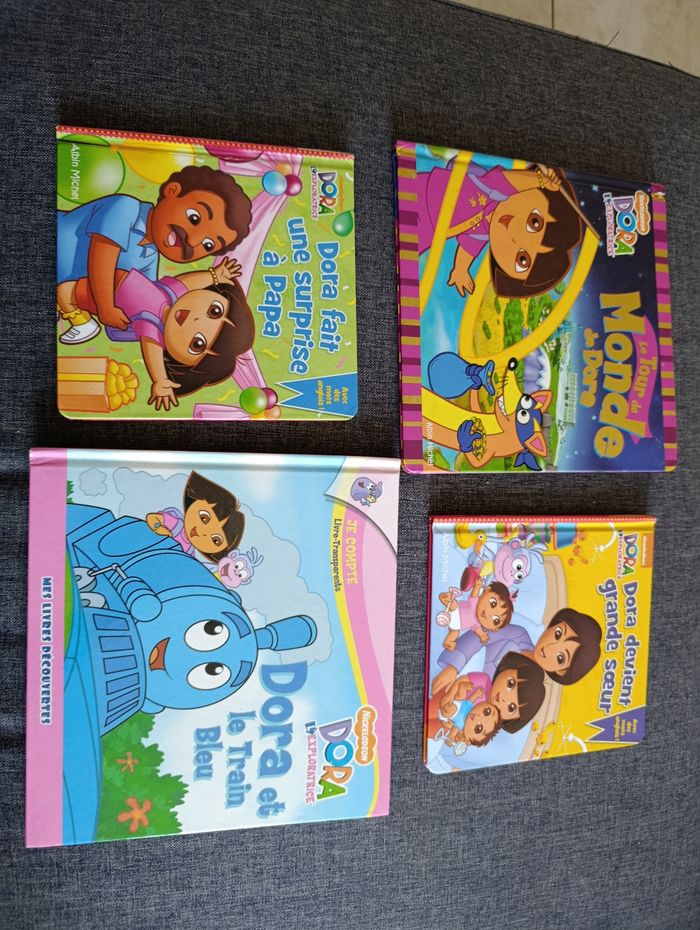 Lot de 4 livres dora - photo numéro 1