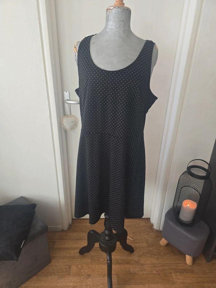 Robe noire à pois blancs