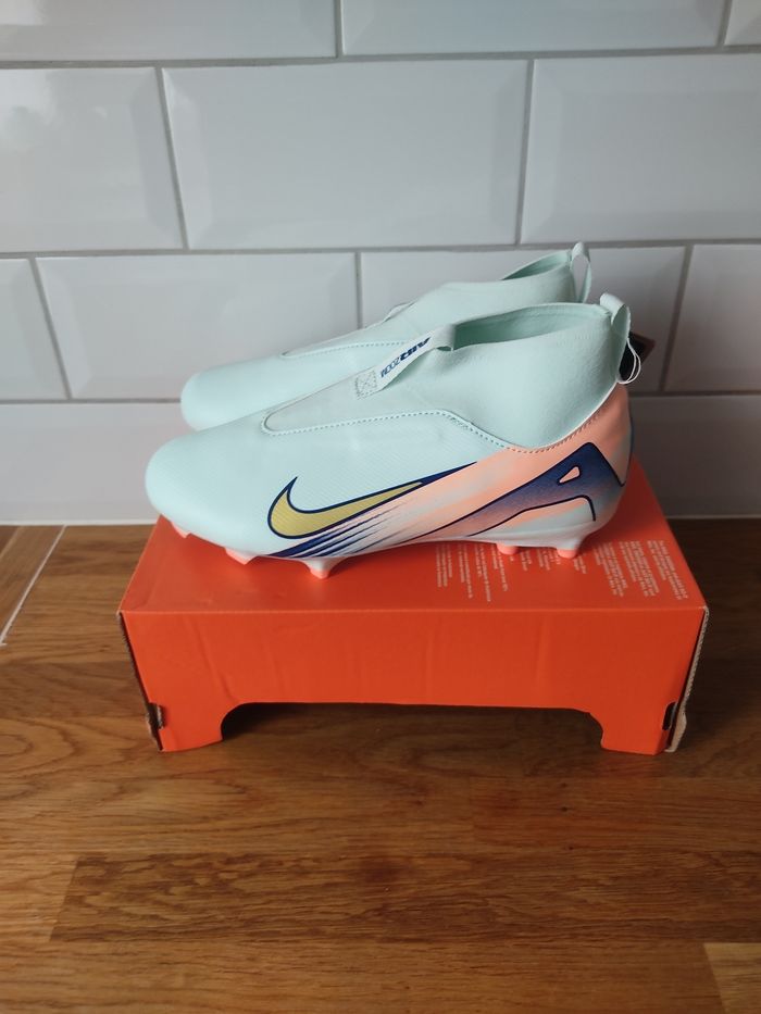 Crampons Nike T 36.5 - photo numéro 2