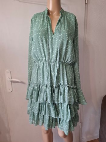 Robe taille 38 en tres bon étaRobe taille 38 en tres bon état 
Longueur 90 cm
Largeur aisselle à aisselle 49 cm
Élastique au niveau de la taille 
Avec doublure sauf les manches 