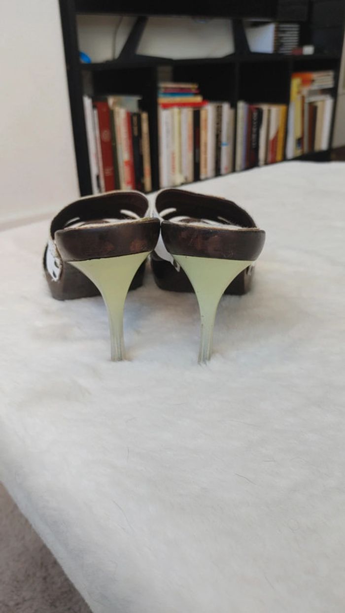 Magnifique mule escarpins vintage ouverts en cuir et bois talon fine transparente - photo numéro 4
