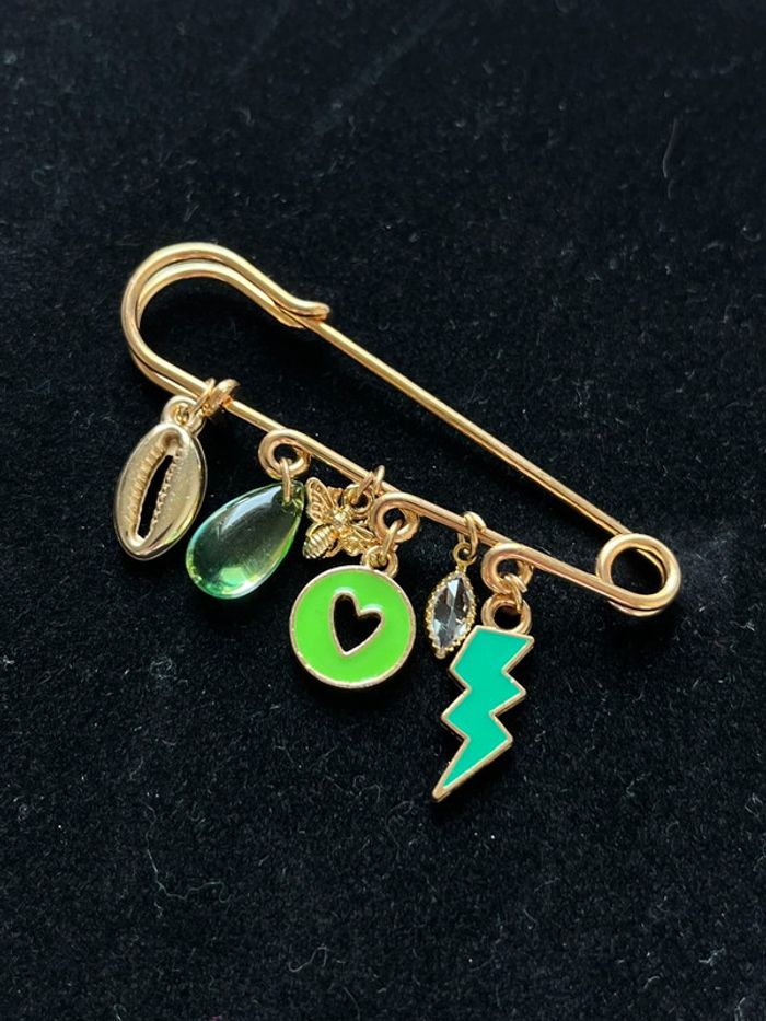 Broche pendentifs dorés et verts et breloques