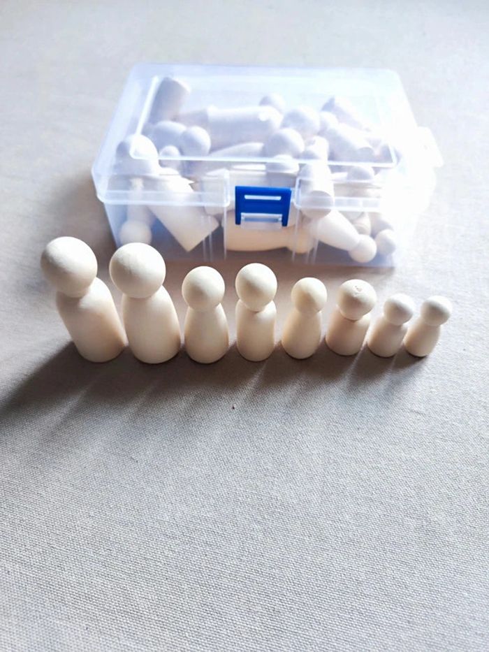 Boîte de 50 poupées en bois