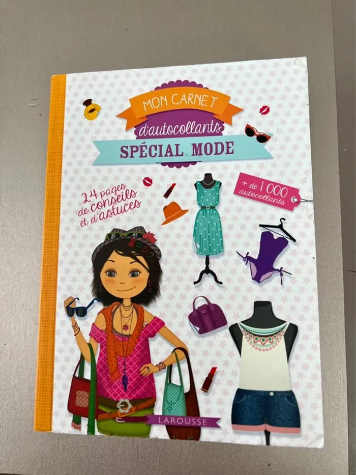 Carnet d’autocollants mode pour jeune fille
