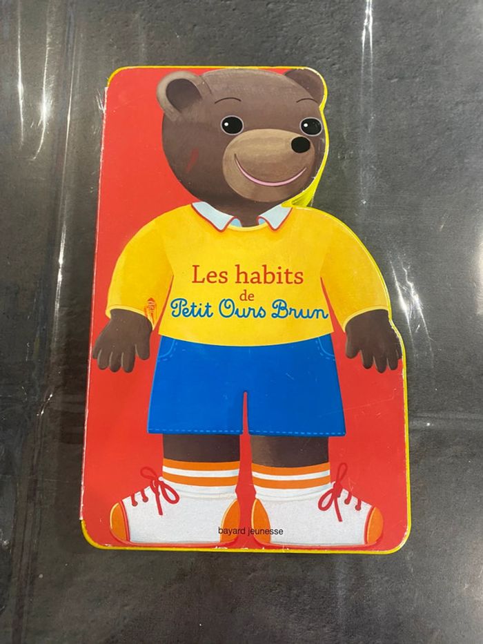 Livre les habits de petit ours brun