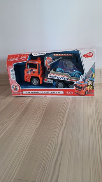 Camion remorqueur et sa voiture