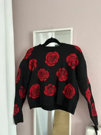 Pull rose - noir et rouge Jennyfer