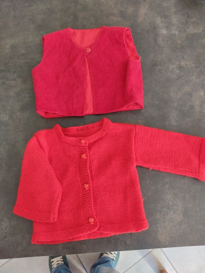 9 mois. 1.50 euro le lot de 2 gilets. Tbe