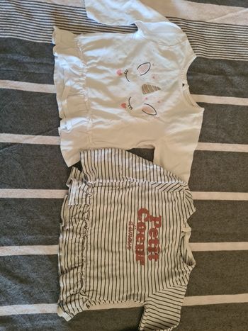 2 hauts. manches longues. Kiabi. 9 mois. Blanc,  bleu rayé 