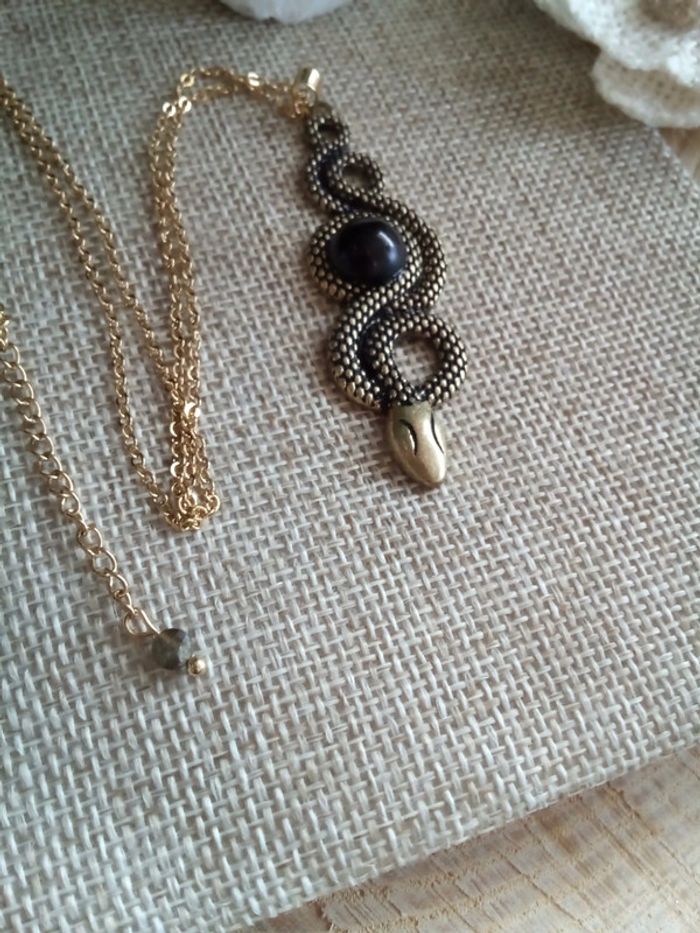 Collier serpent et pierre d'obsidienne noire