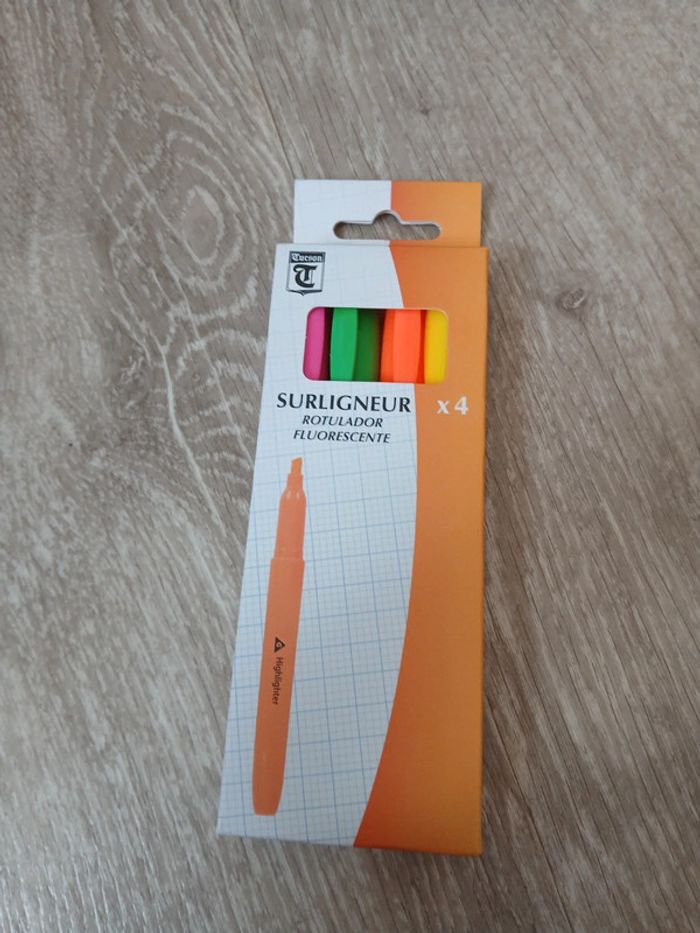 Étui de surligneurs neufs
