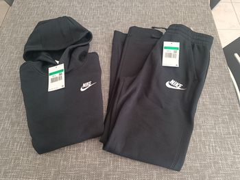 Ensemble jogging Nike neuf