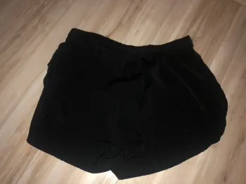 short undiz en satin ouvert sur les côtés